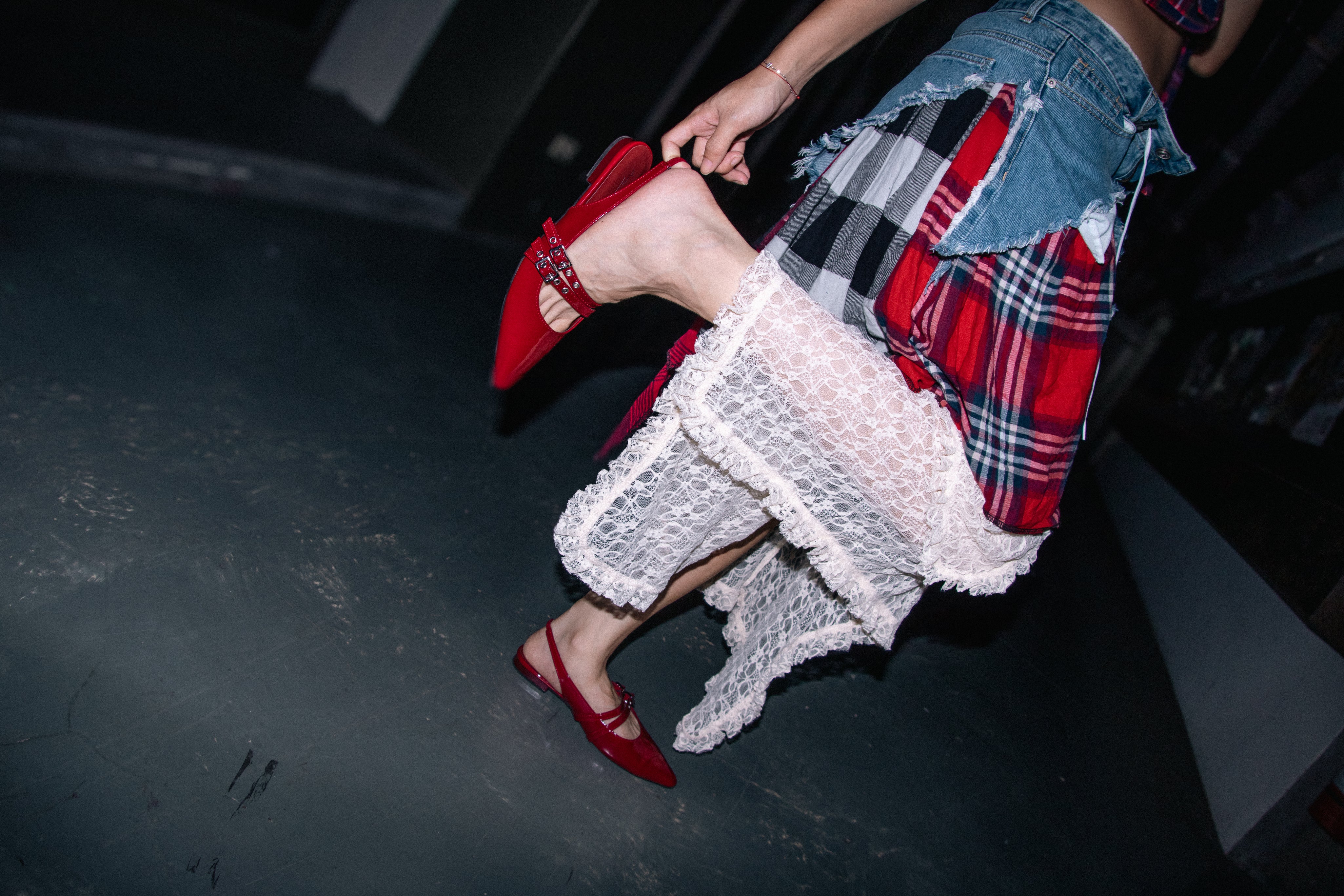 VISOR 雙扣帶尖頭平底鞋