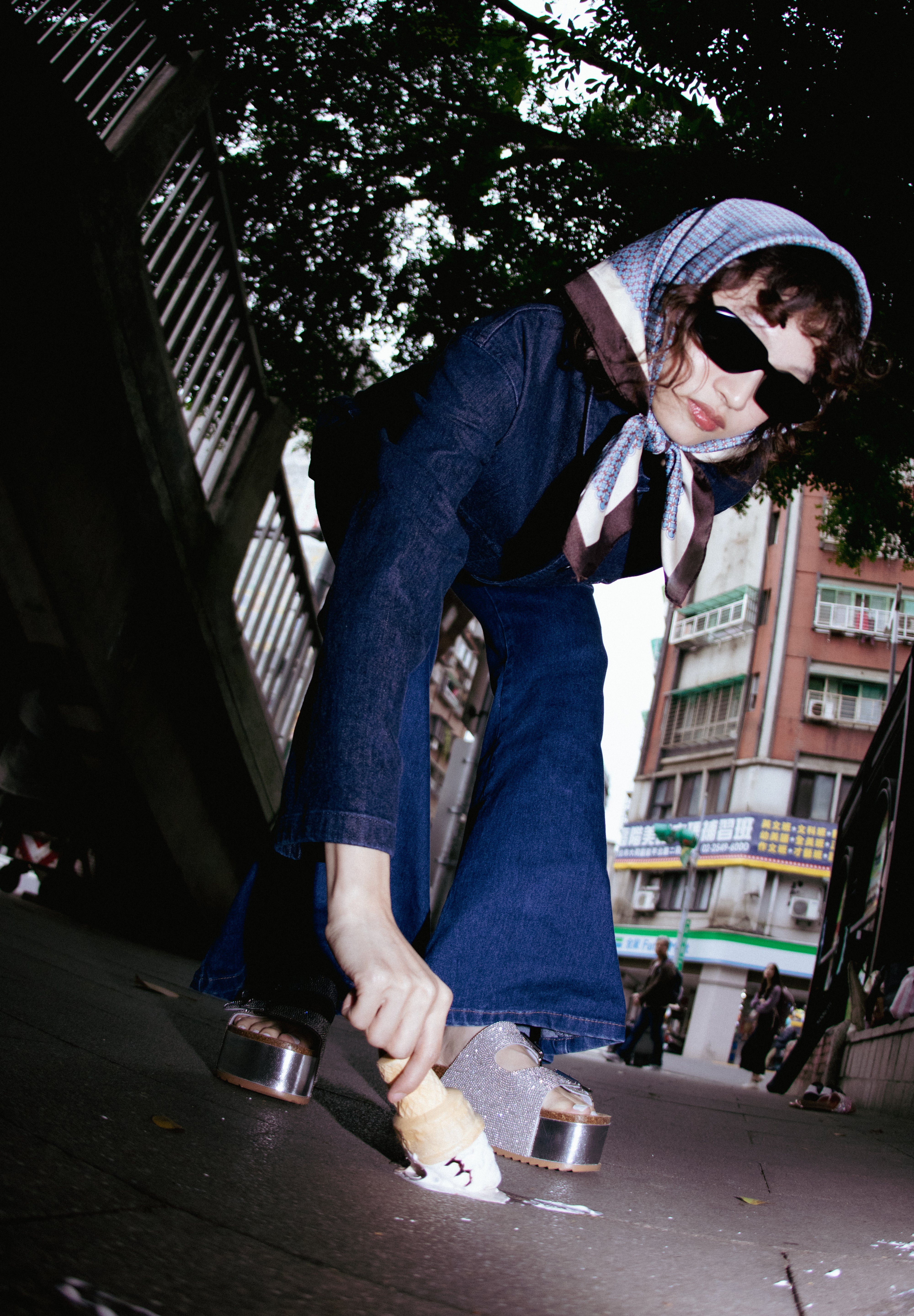 BLOWOUT 閃鑽厚底涼鞋