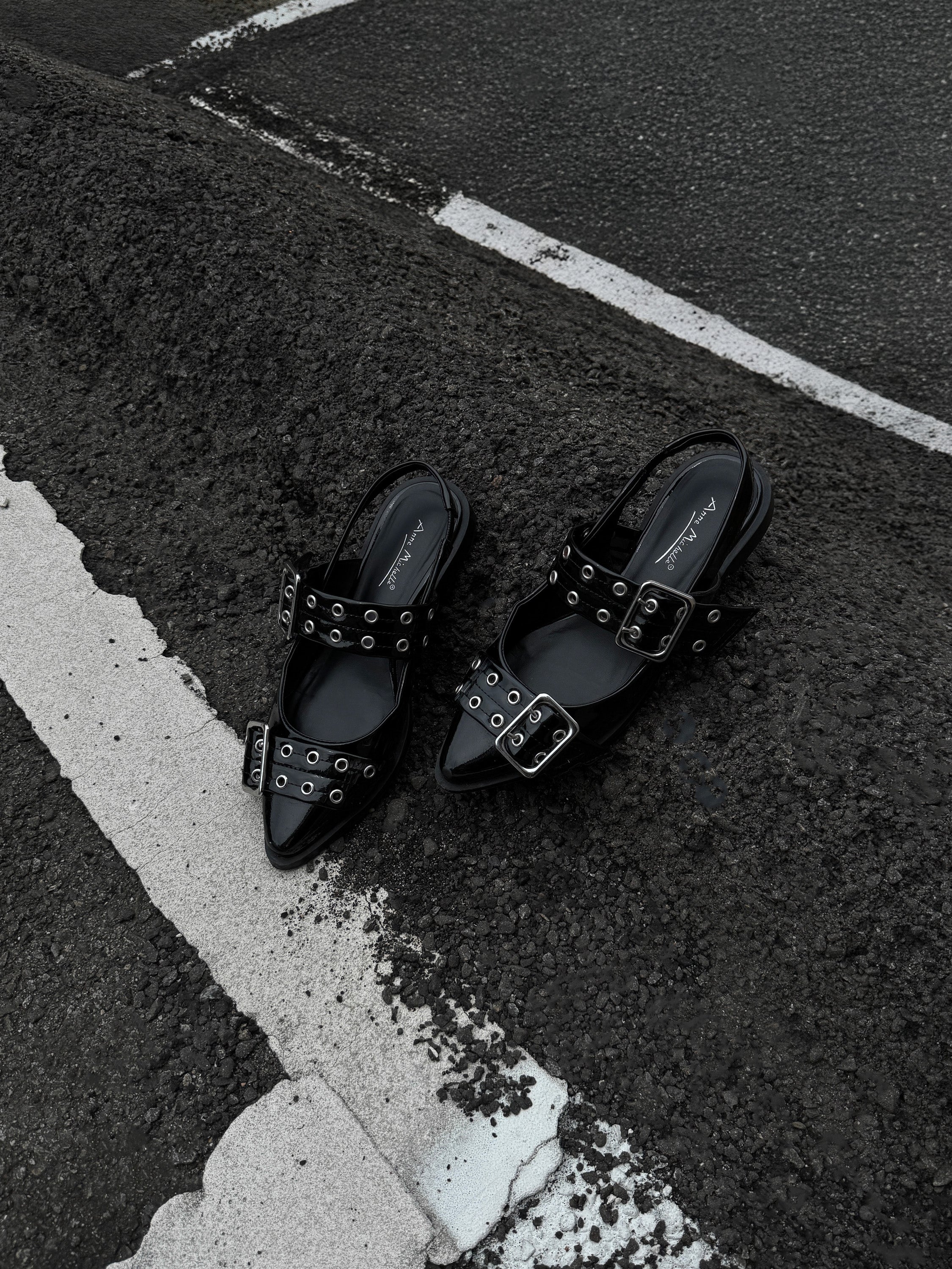 LIVIA 雙扣帶尖頭平底鞋