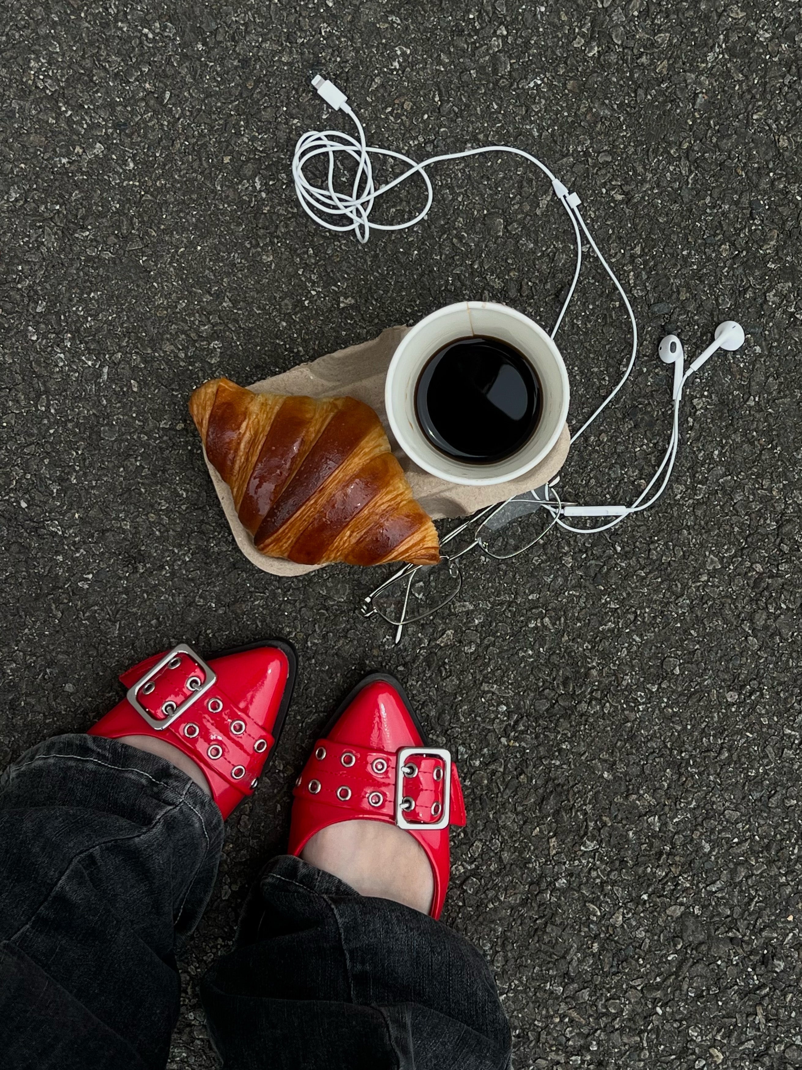 LIVIA 雙扣帶尖頭平底鞋